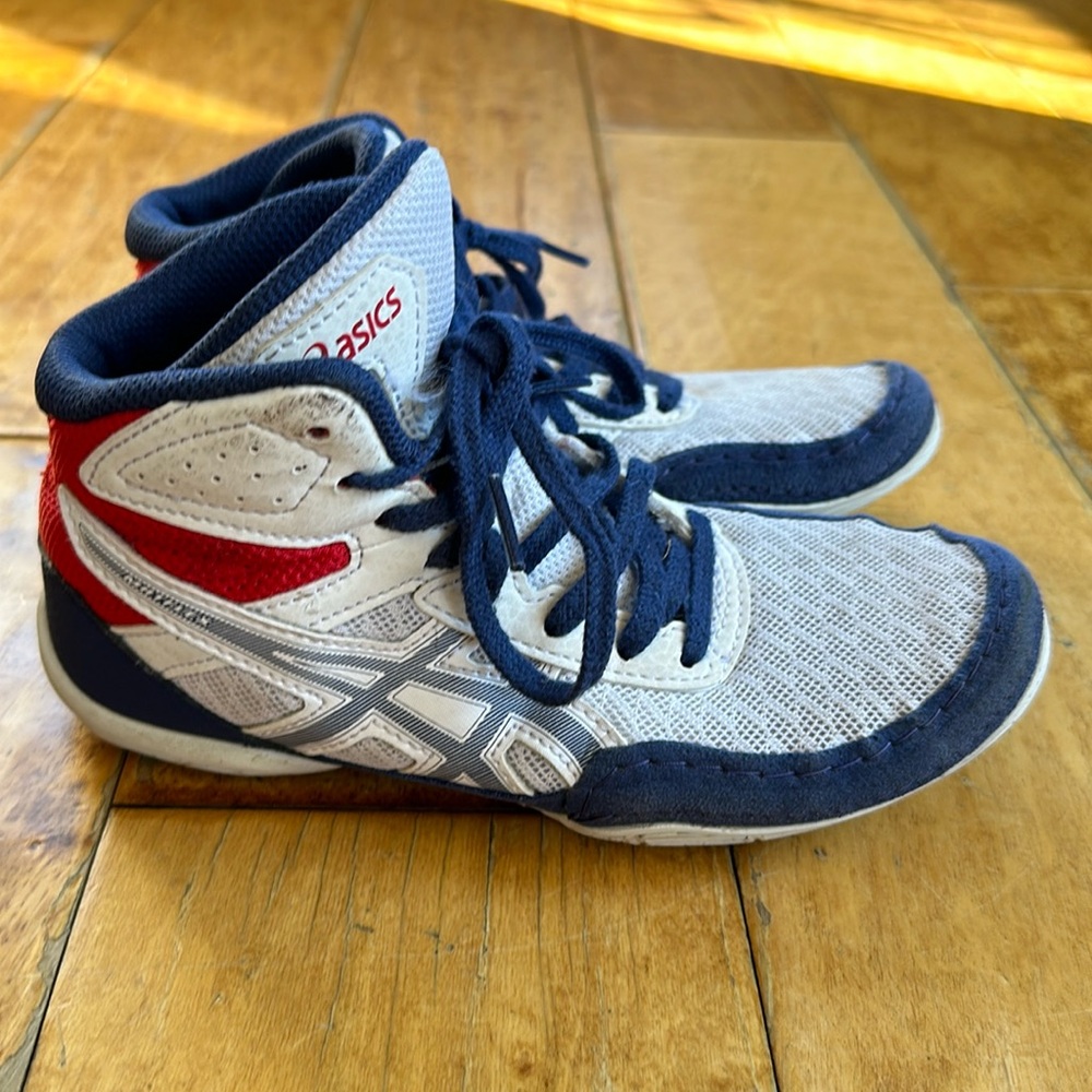 Boy’s Asics Wrestling Shoes Size 1